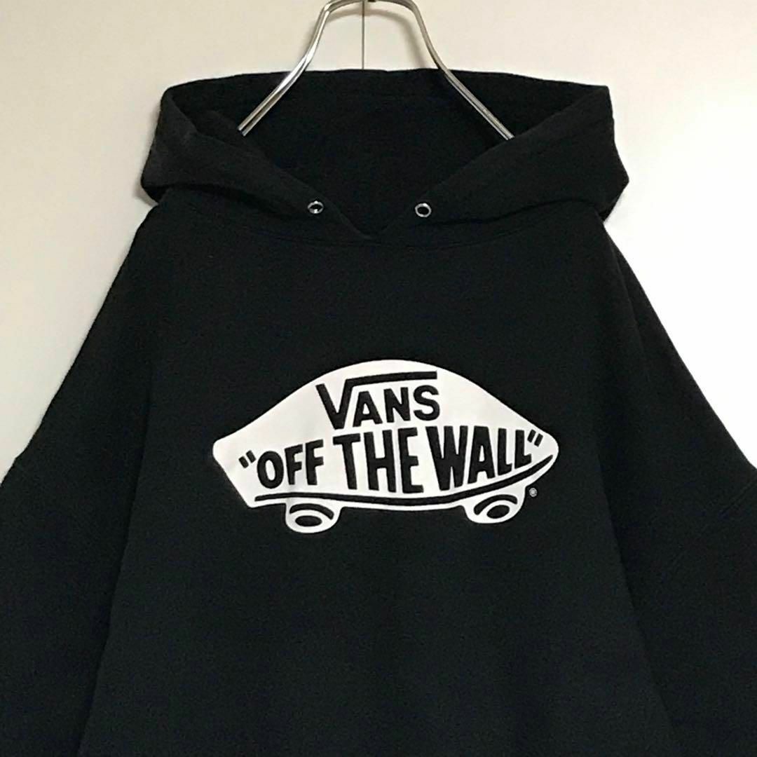 VANS(ヴァンズ)の【人気定番】バンズ　ロゴ入りパーカー　ブラック　スケボ　裏起毛　K769 メンズのトップス(パーカー)の商品写真