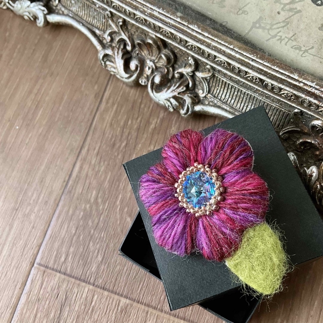 ふっくらお花の毛糸刺繍ブローチ ミックスベリー レッドベリー 紫×赤 ふっくらお花の毛糸刺繍ブローチ ミックスベリー レッドベリー 紫×赤