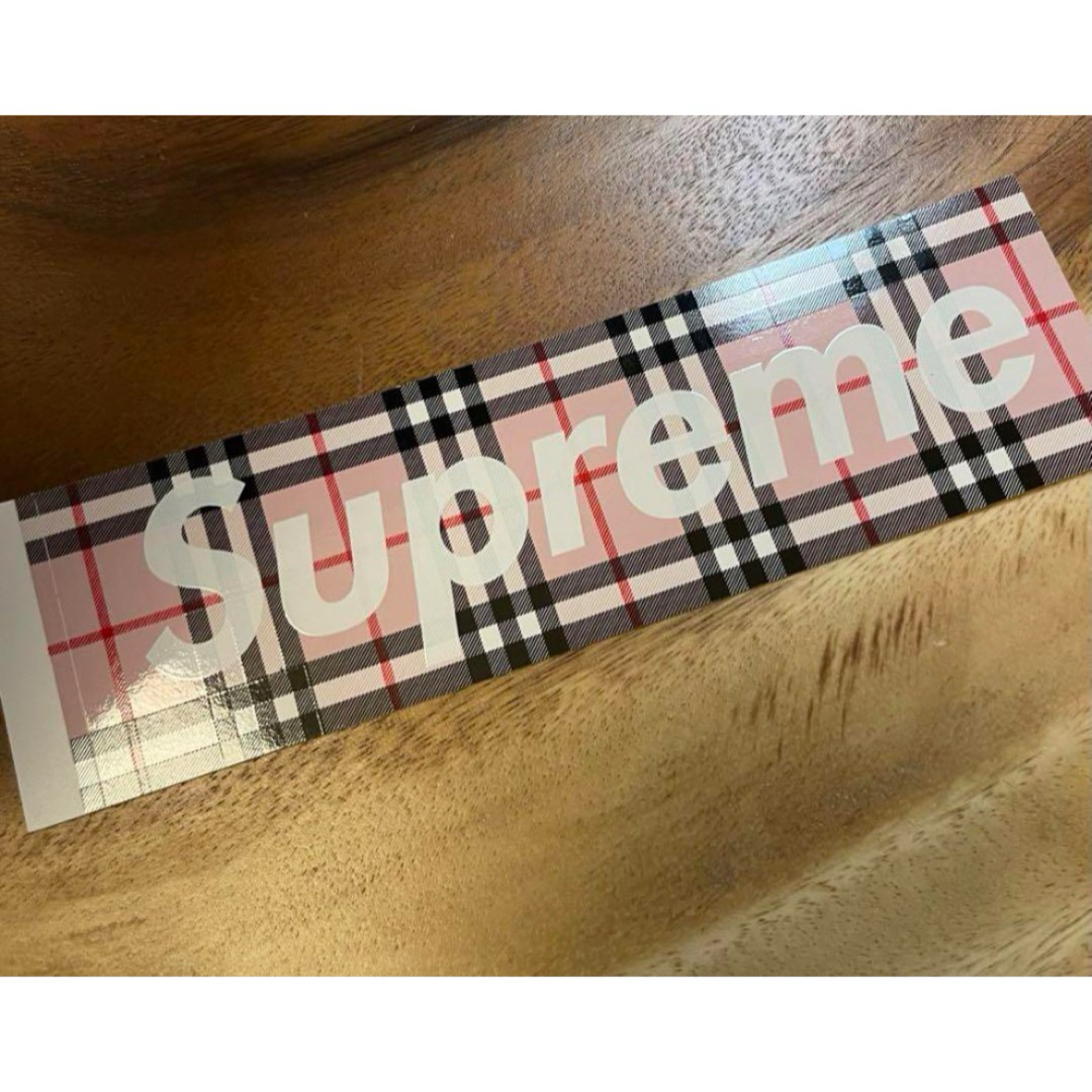 Supreme(シュプリーム)のSupreme Burberryコラボ ステッカー 2枚セット ピンク ブラウン メンズのファッション小物(その他)の商品写真