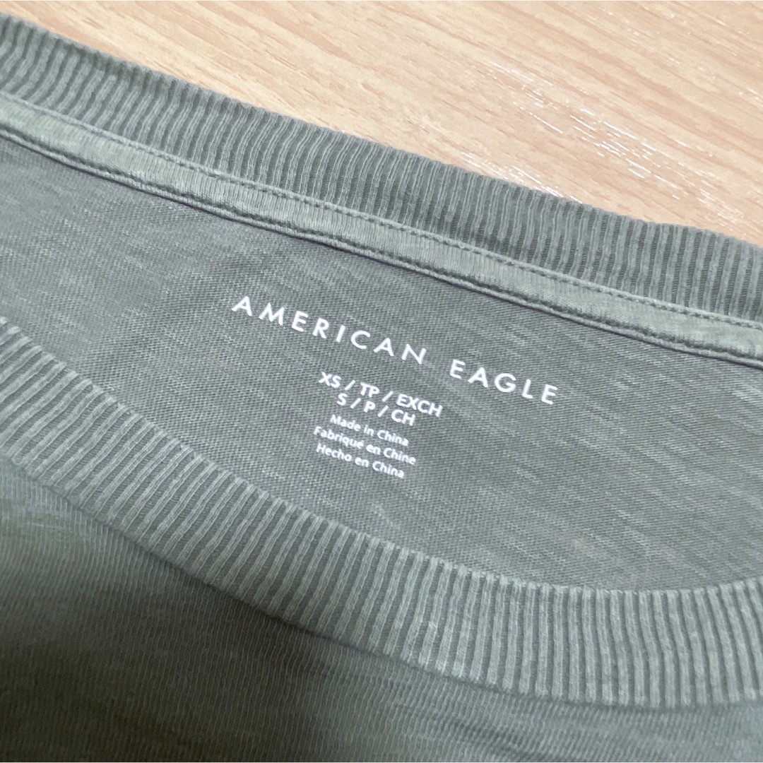 American Eagle(アメリカンイーグル)のAmerican Eagle　Tシャツ　カーキグリーン　プリント　ボートネック メンズのトップス(Tシャツ/カットソー(半袖/袖なし))の商品写真