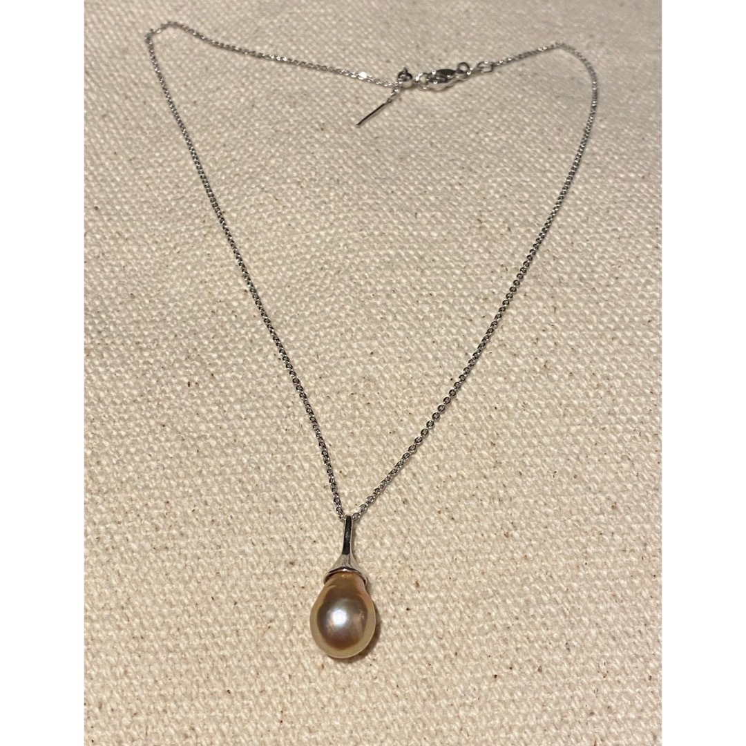バロック真珠　メタリックパール　ペンダントネックレス　 レディースのアクセサリー(ネックレス)の商品写真