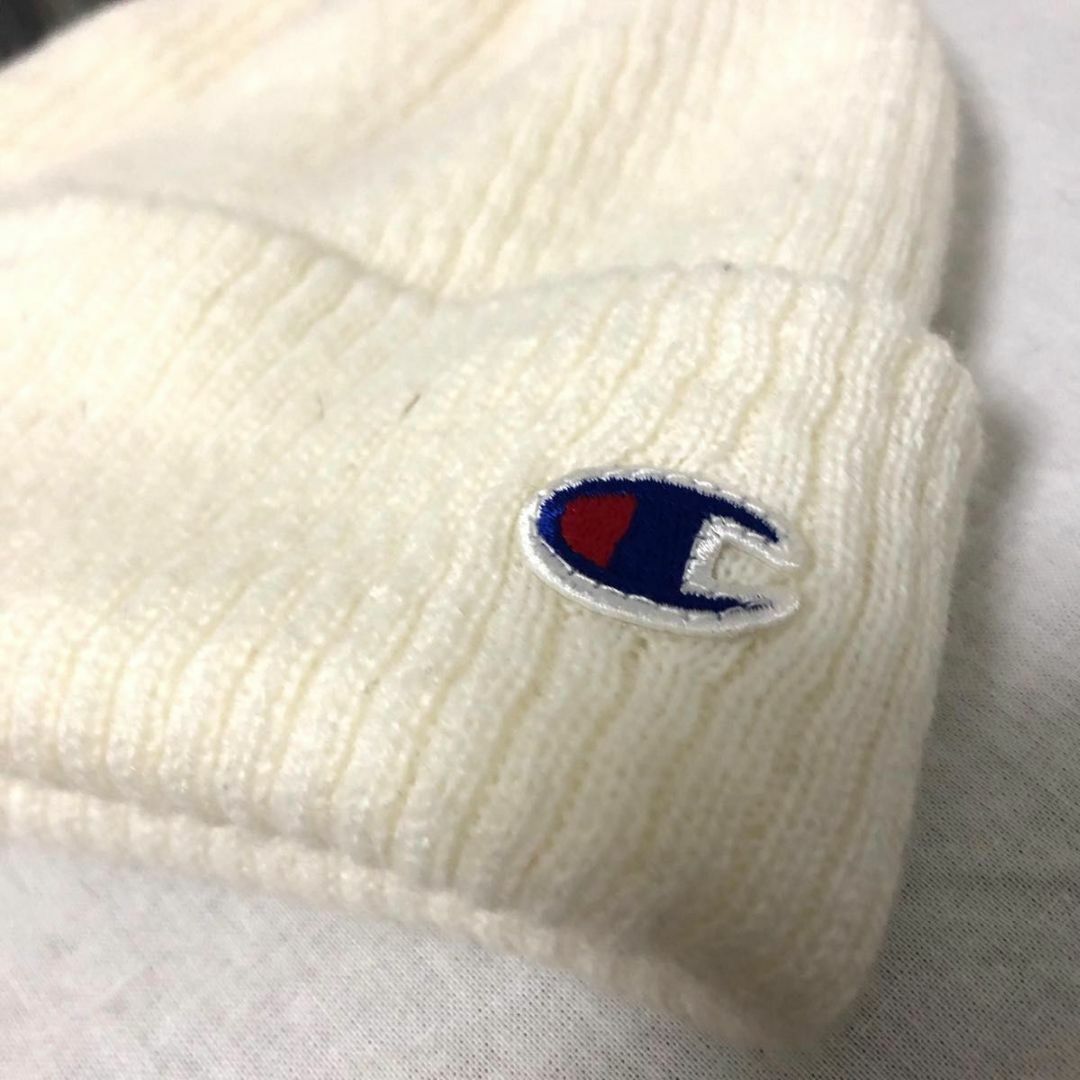 Champion(チャンピオン)の【美品】チャンピオン ニット帽 ワンポイント ロゴ 刺繍 ホワイト 男女兼用  レディースの帽子(ニット帽/ビーニー)の商品写真