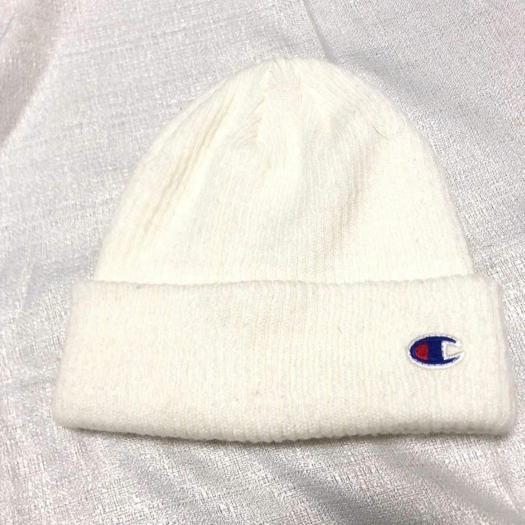 Champion(チャンピオン)の【美品】チャンピオン ニット帽 ワンポイント ロゴ 刺繍 ホワイト 男女兼用  レディースの帽子(ニット帽/ビーニー)の商品写真