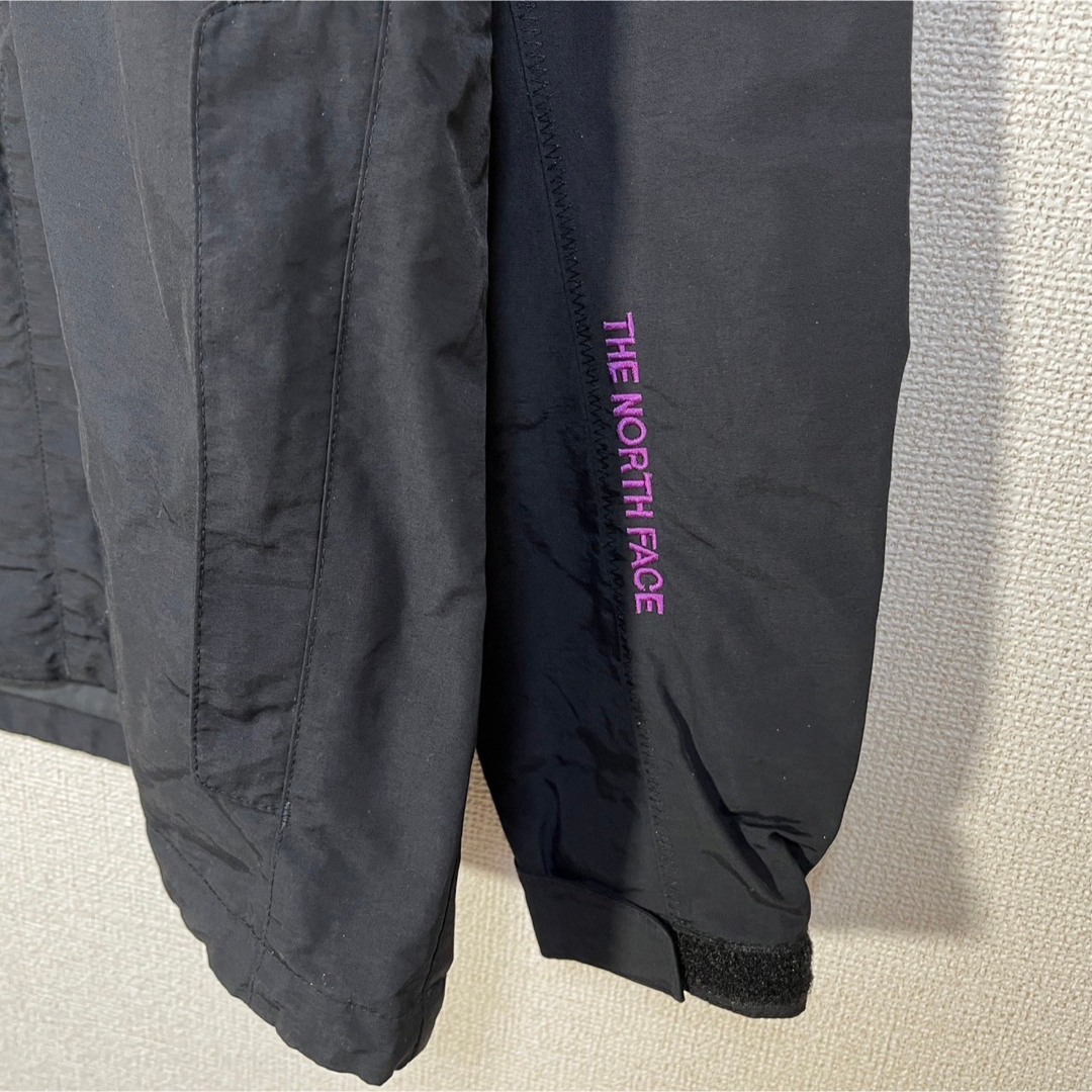 THE NORTH FACE(ザノースフェイス)の【ノースフェイス】マウンテンパーカー　黒ブラック　紫　刺繍　ワンポイント2R メンズのジャケット/アウター(マウンテンパーカー)の商品写真