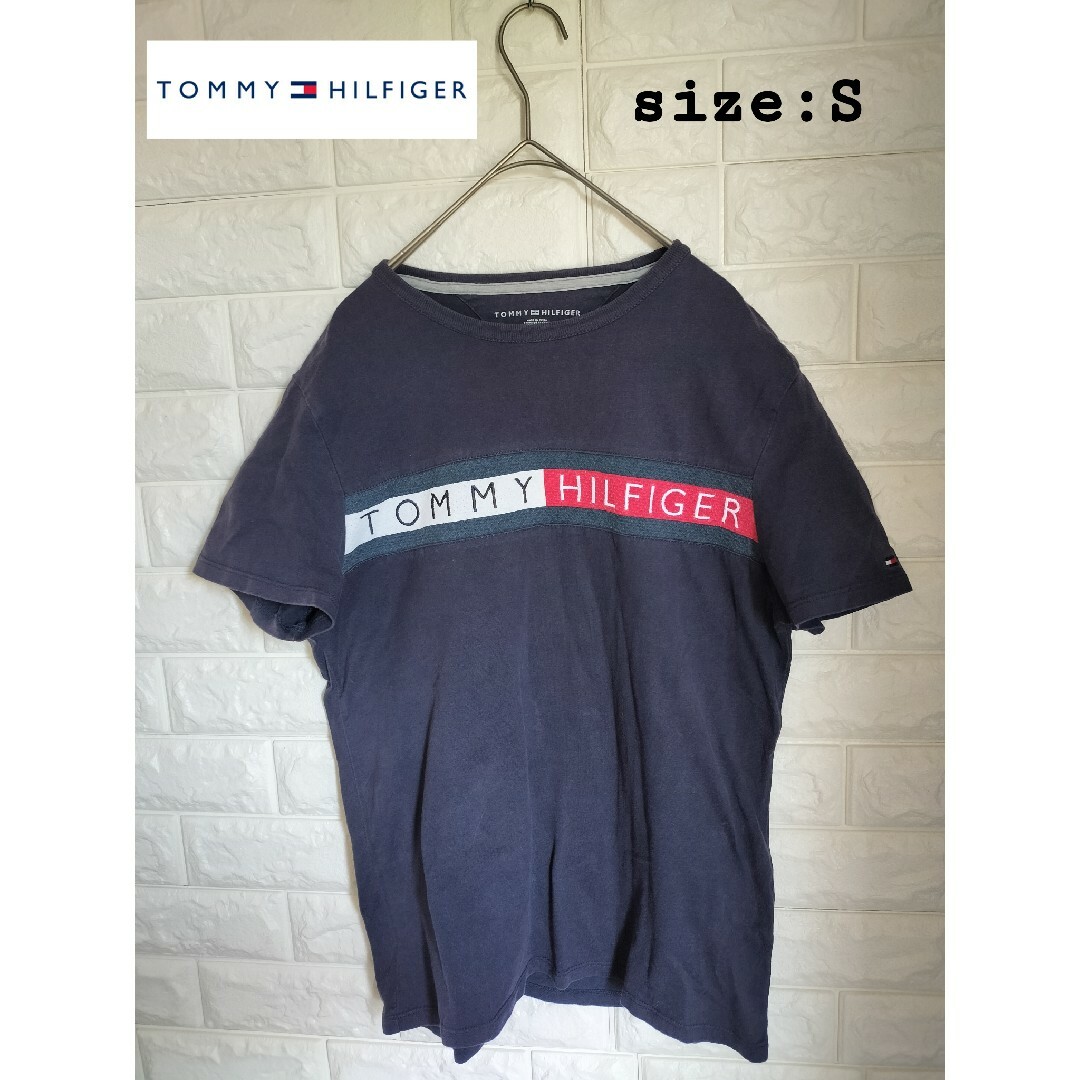 TOMMY HILFIGER(トミーヒルフィガー)のトミーヒルフィガー　刺繍ロゴTシャツ ブラックネイビー　Sサイズ メンズのトップス(Tシャツ/カットソー(半袖/袖なし))の商品写真