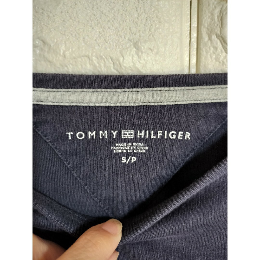TOMMY HILFIGER(トミーヒルフィガー)のトミーヒルフィガー　刺繍ロゴTシャツ ブラックネイビー　Sサイズ メンズのトップス(Tシャツ/カットソー(半袖/袖なし))の商品写真