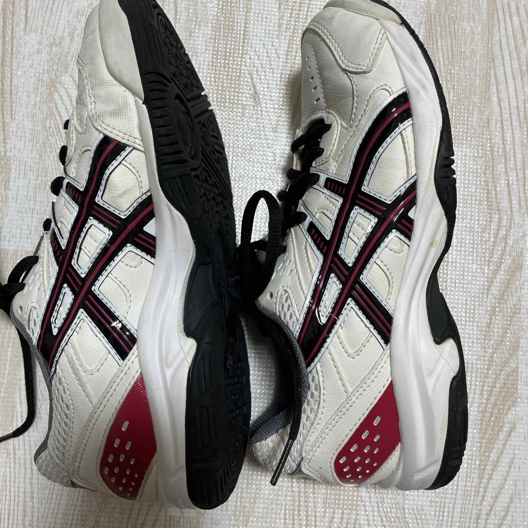 asics(アシックス)のasics テニスシューズ　22.5cm アシックス   ジュニア スポーツ/アウトドアのテニス(シューズ)の商品写真