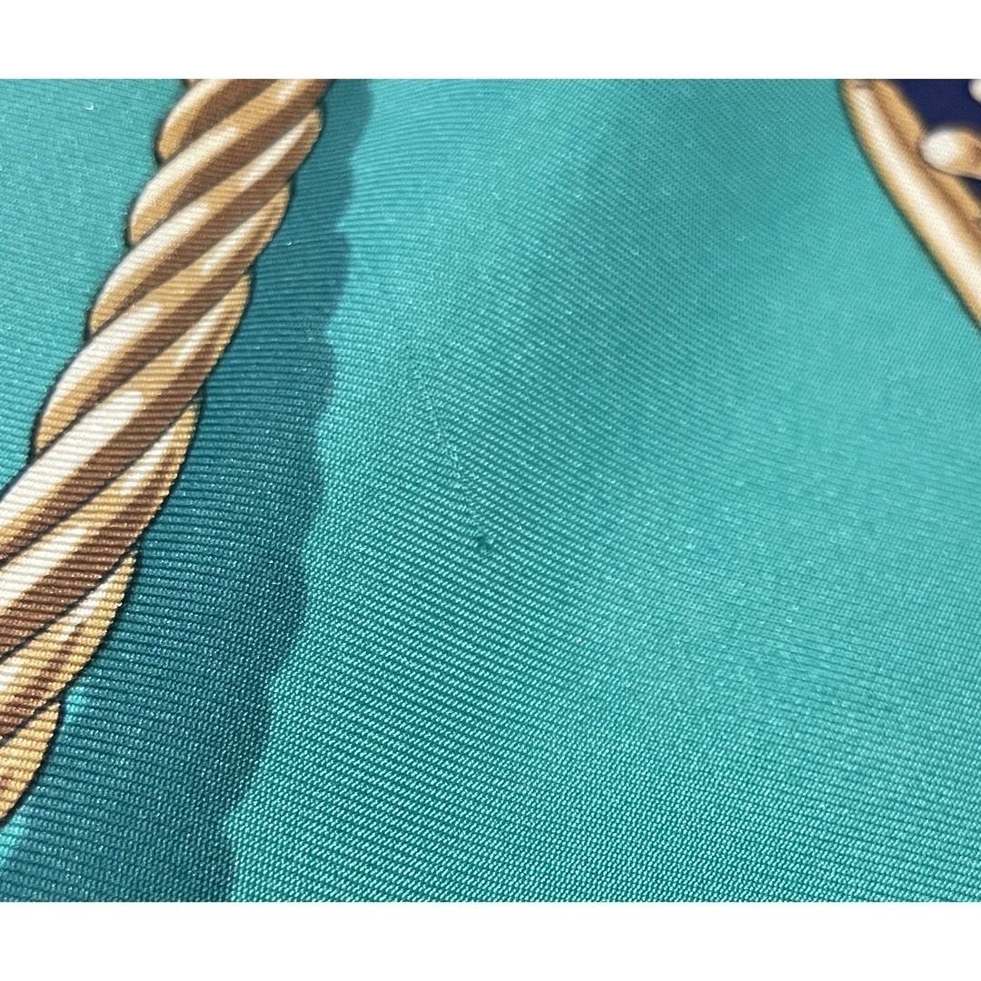Hermes(エルメス)の美しいブルーとエメラルドグリーン　エルメス　スカーフ　カレ90 レディースのファッション小物(バンダナ/スカーフ)の商品写真