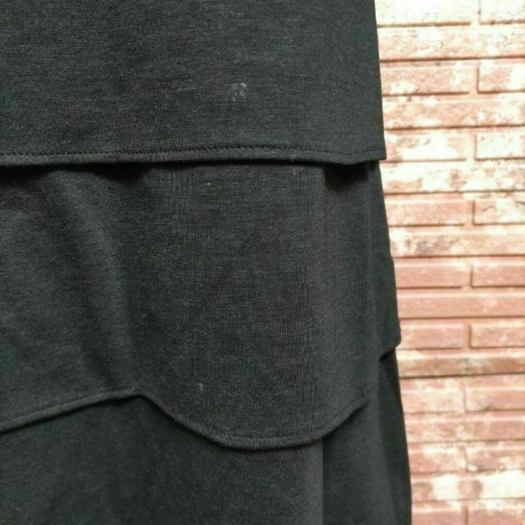 BARNEYS NEW YORK(バーニーズニューヨーク)のバーニーズニューヨーク ひざ丈 段スカート 黒 38 テンセル素材 レディースのスカート(ひざ丈スカート)の商品写真