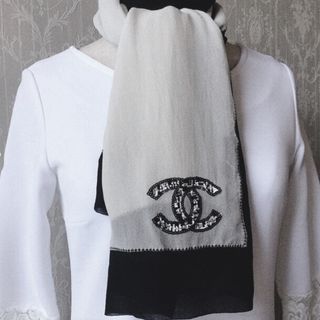 CHANEL - RI様専用 CHANEL オリラグ ファー マフラー ホワイト グレー CHANEL - RI様専用 CHANEL オリラグ ファー マフラー ホワイト グレー
