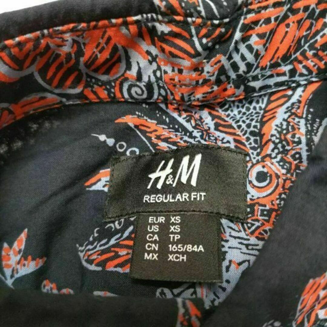 H&M(エイチアンドエム)のH&M エイチアンドエム 花柄 ボタンダウン 半袖シャツ 黒 US-XS メンズのトップス(シャツ)の商品写真