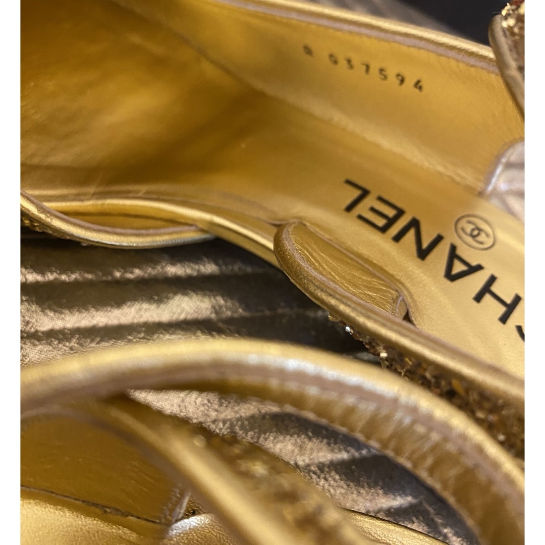 CHANEL(シャネル)の美品　シャネル　COCOマーク刺繍ゴールドラメスリングバックシューズ37 レディースの靴/シューズ(ハイヒール/パンプス)の商品写真
