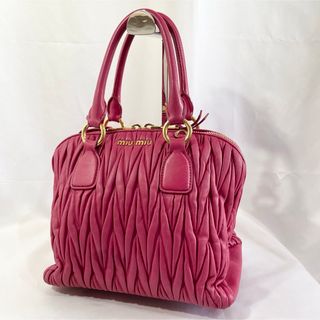 ミュウミュウ(miumiu)の正規品 miu miu ミュウミュウ マトラッセ ハンドバッグ ピンク 革 鞄(ハンドバッグ)