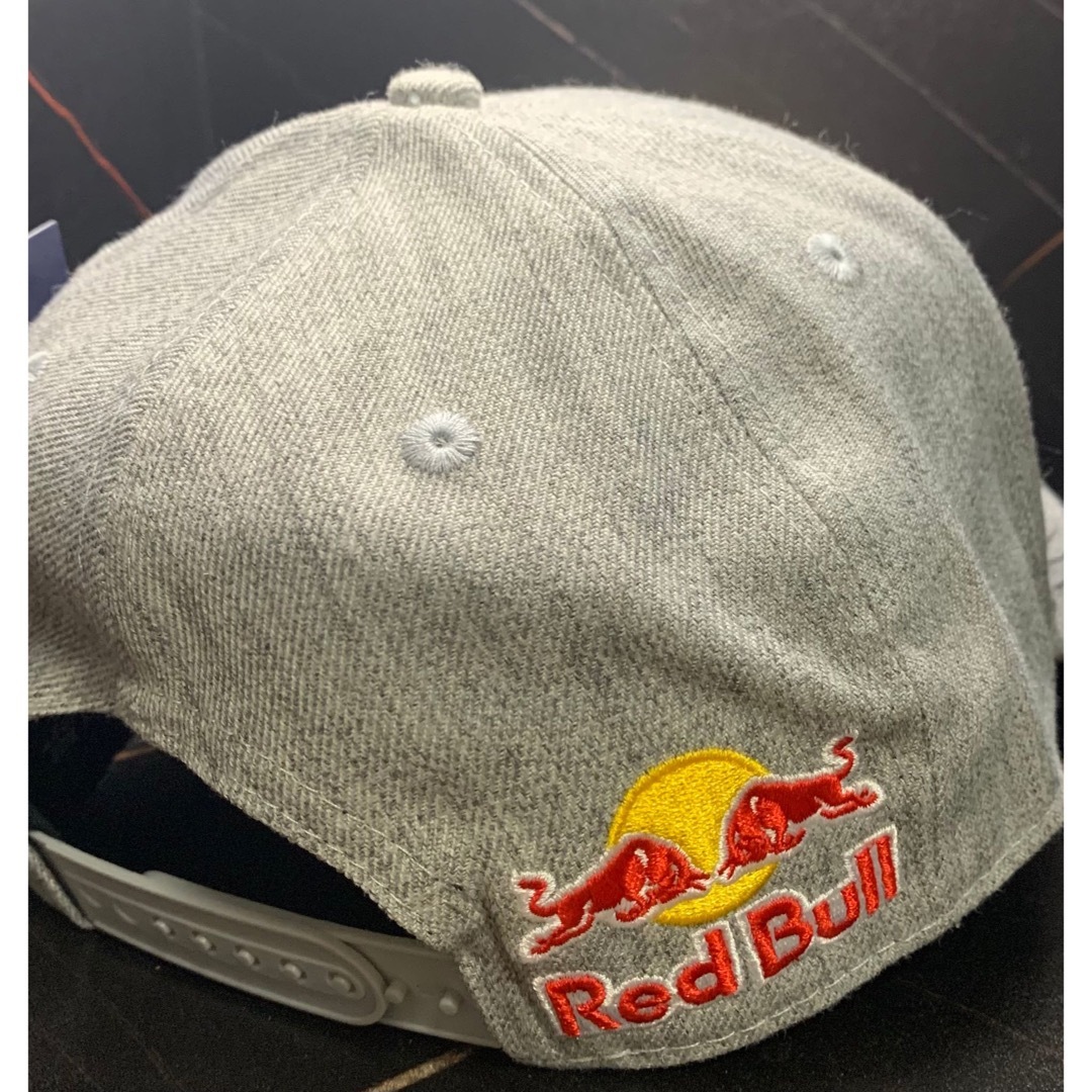 NEW ERA(ニューエラー)の送料無料　新品　REDBULL×ニューエラ　 キャップ　グレー メンズの帽子(キャップ)の商品写真