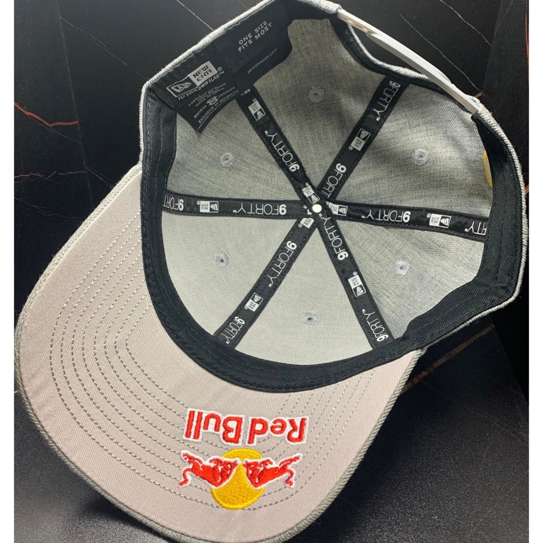 NEW ERA(ニューエラー)の送料無料　新品　REDBULL×ニューエラ　 キャップ　グレー メンズの帽子(キャップ)の商品写真