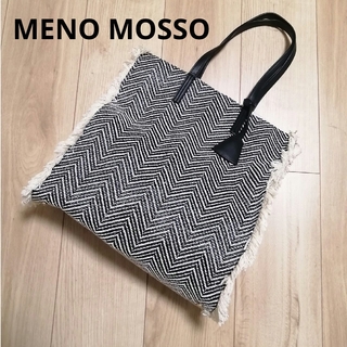メノモッソ(meno mosso)の【MENOMOSSO】サイドフリンジ トートバッグ A4サイズ 黒(トートバッグ)