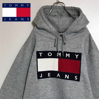 トミージーンズ(TOMMY JEANS)の【入手困難】トミージーンズ　デカロゴパーカー　裏起毛　グレー　K684(パーカー)