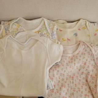 ユニクロ(UNIQLO)のユニクロ　ベビー　半袖肌着　4枚セット　70cm　股ボタン　洗濯済み　中古(肌着/下着)