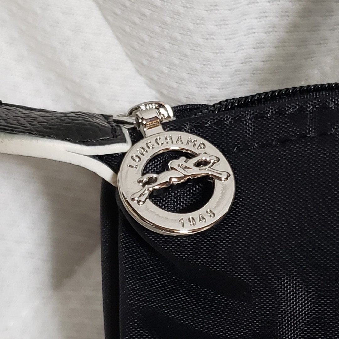LONGCHAMP(ロンシャン)の【新品】LONGCHAMP LE PLIAGE Sサイズ ブラック白刺繍 レディースのバッグ(ハンドバッグ)の商品写真