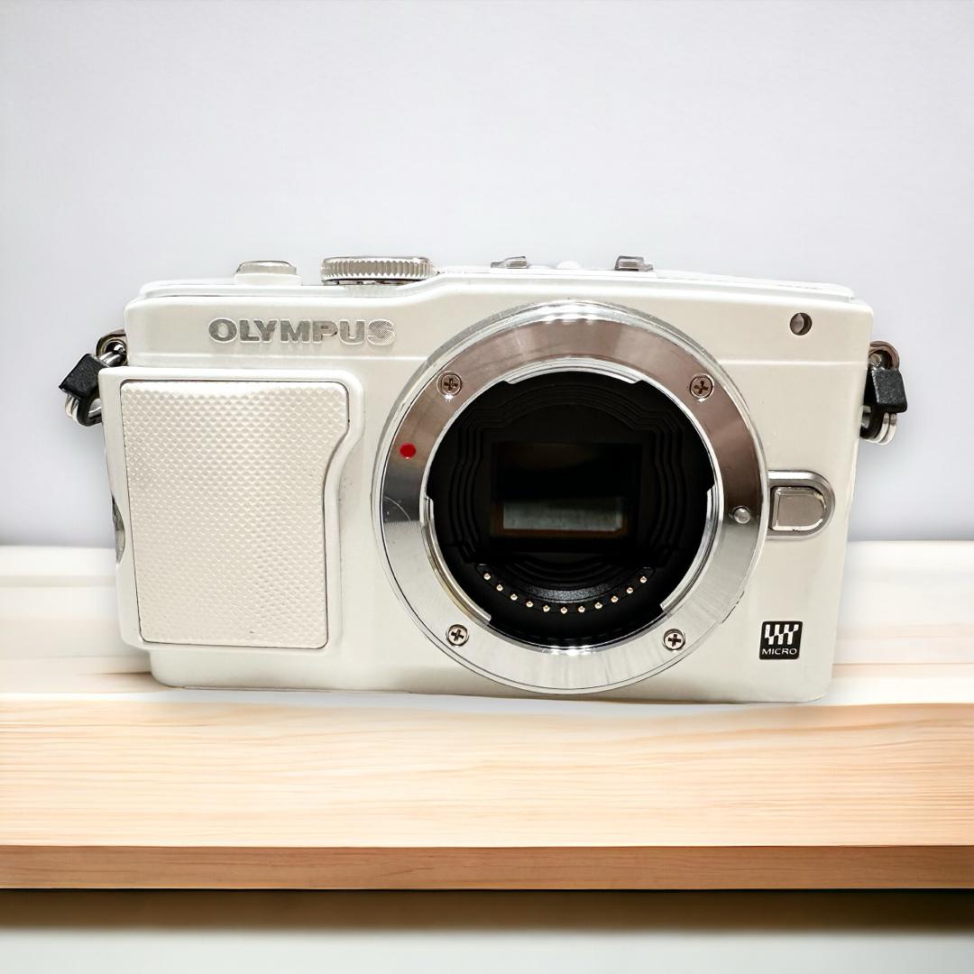 OLYMPUS(オリンパス)のolympus pen lite e-pl6  ホワイト　訳あり　バッテリー スマホ/家電/カメラのカメラ(ミラーレス一眼)の商品写真