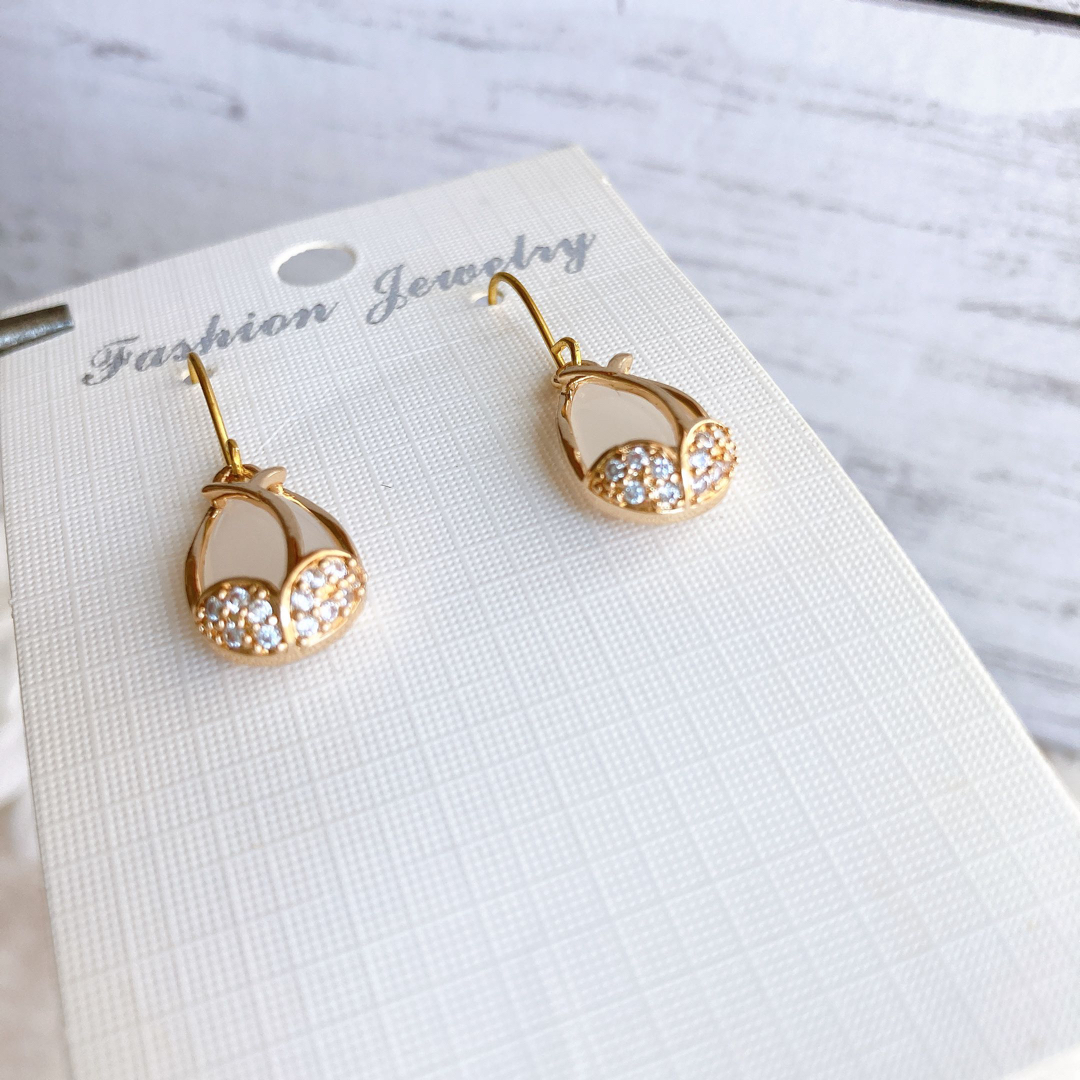 ホワイトしずくNo.1300 ハンドメイドピアス　handmade pierce ハンドメイドのアクセサリー(ピアス)の商品写真