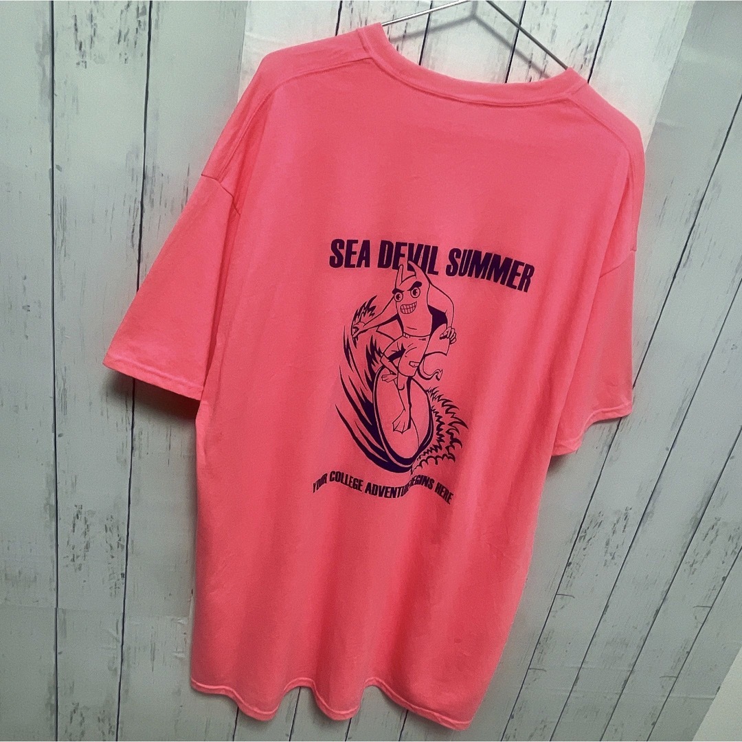 USA古着　Tシャツ　XLサイズ　ピンク　蛍光色　カレッジロゴ　デビル　プリント メンズのトップス(Tシャツ/カットソー(半袖/袖なし))の商品写真