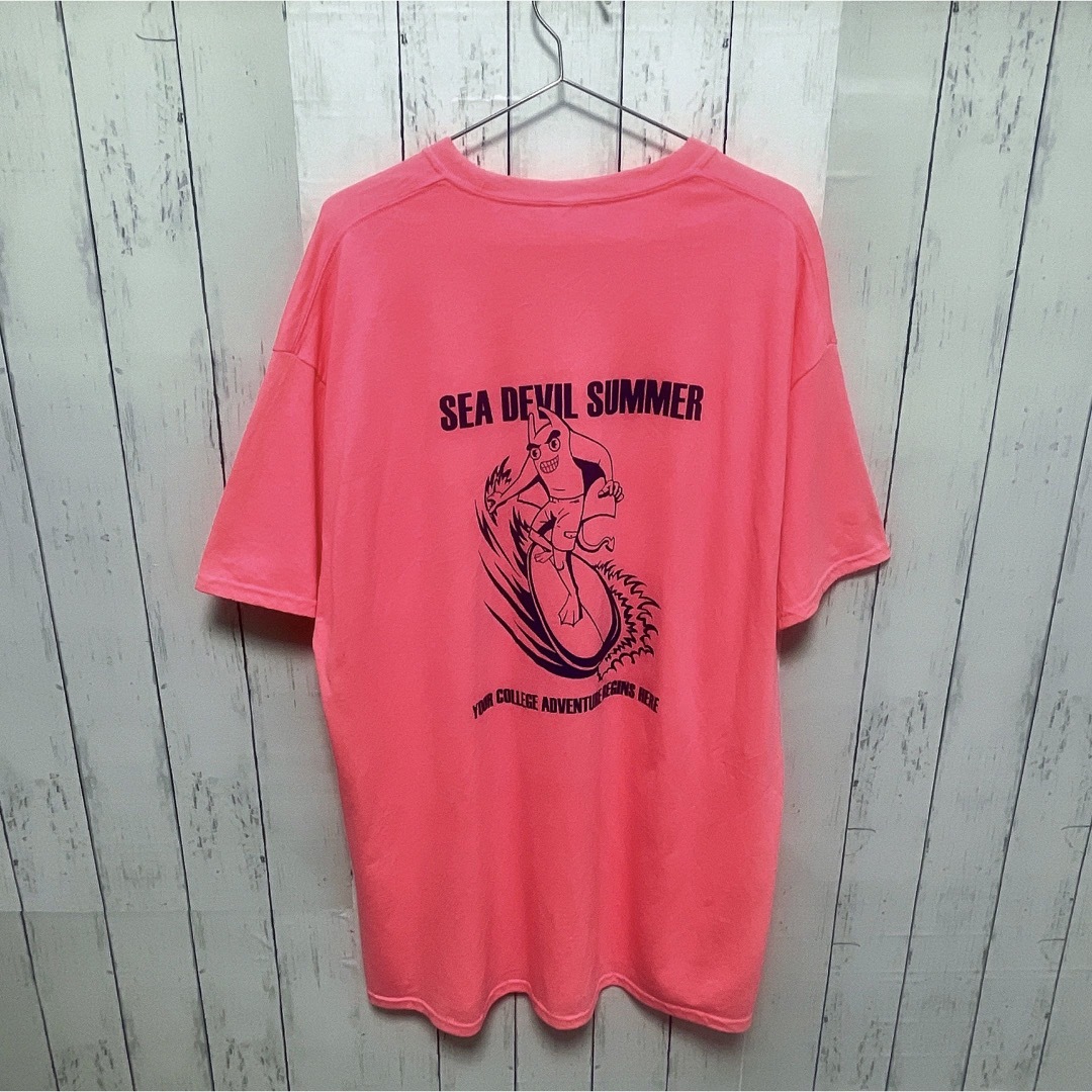 USA古着　Tシャツ　XLサイズ　ピンク　蛍光色　カレッジロゴ　デビル　プリント メンズのトップス(Tシャツ/カットソー(半袖/袖なし))の商品写真