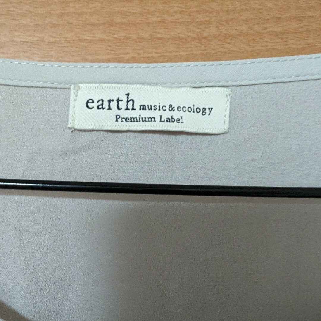 earth music & ecology(アースミュージックアンドエコロジー)の半袖　ベージュ　ブラウス レディースのトップス(シャツ/ブラウス(半袖/袖なし))の商品写真