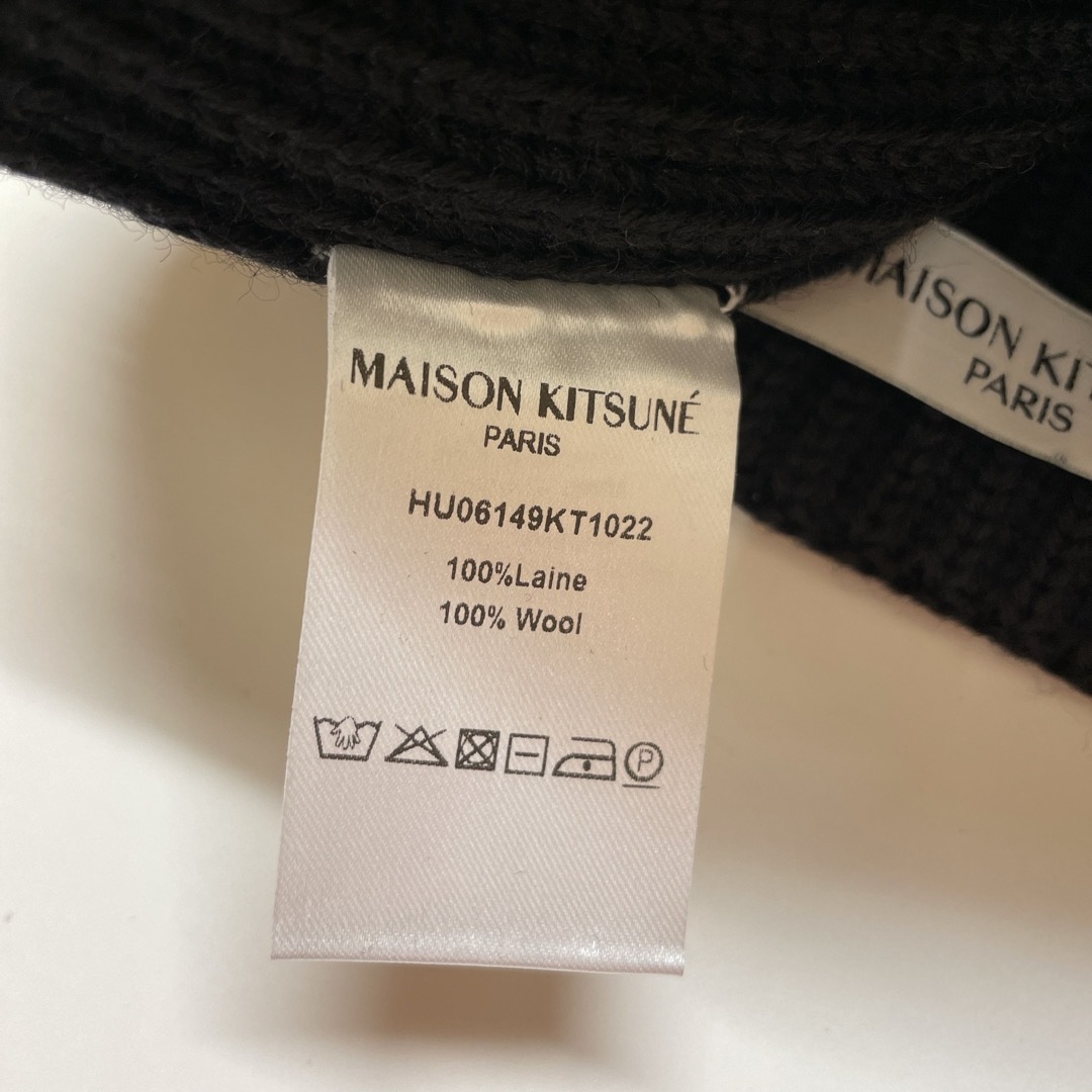 MAISON KITSUNE'(メゾンキツネ)の新品未使用　超美品　MAISON KITSUNEメゾンキツネ　ニット帽　黒 レディースの帽子(ニット帽/ビーニー)の商品写真