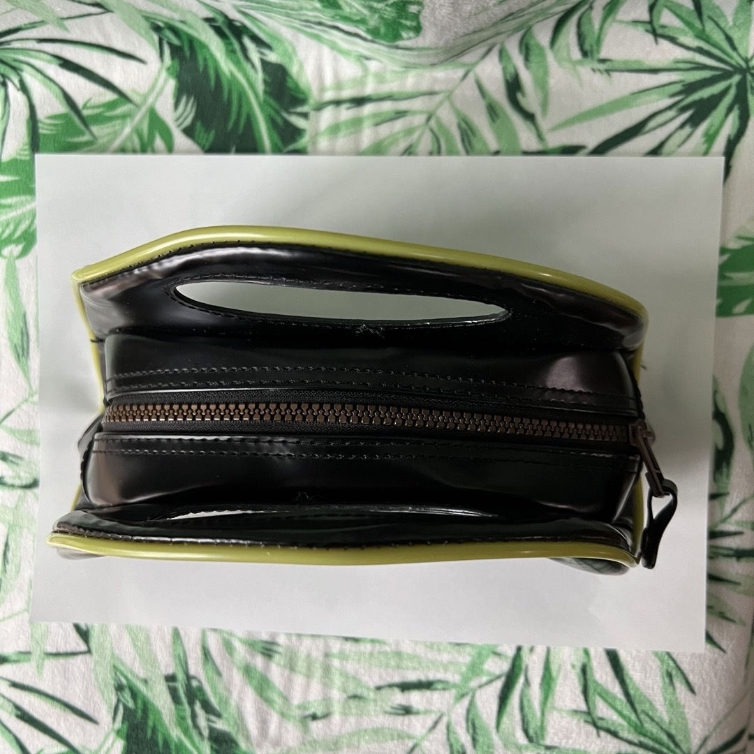 Von Dutch(ボンダッチ)の新品未使用　黒色×黄緑色　ボンダッチ　Von Dutch  ミニ　クラッチバック レディースのバッグ(クラッチバッグ)の商品写真