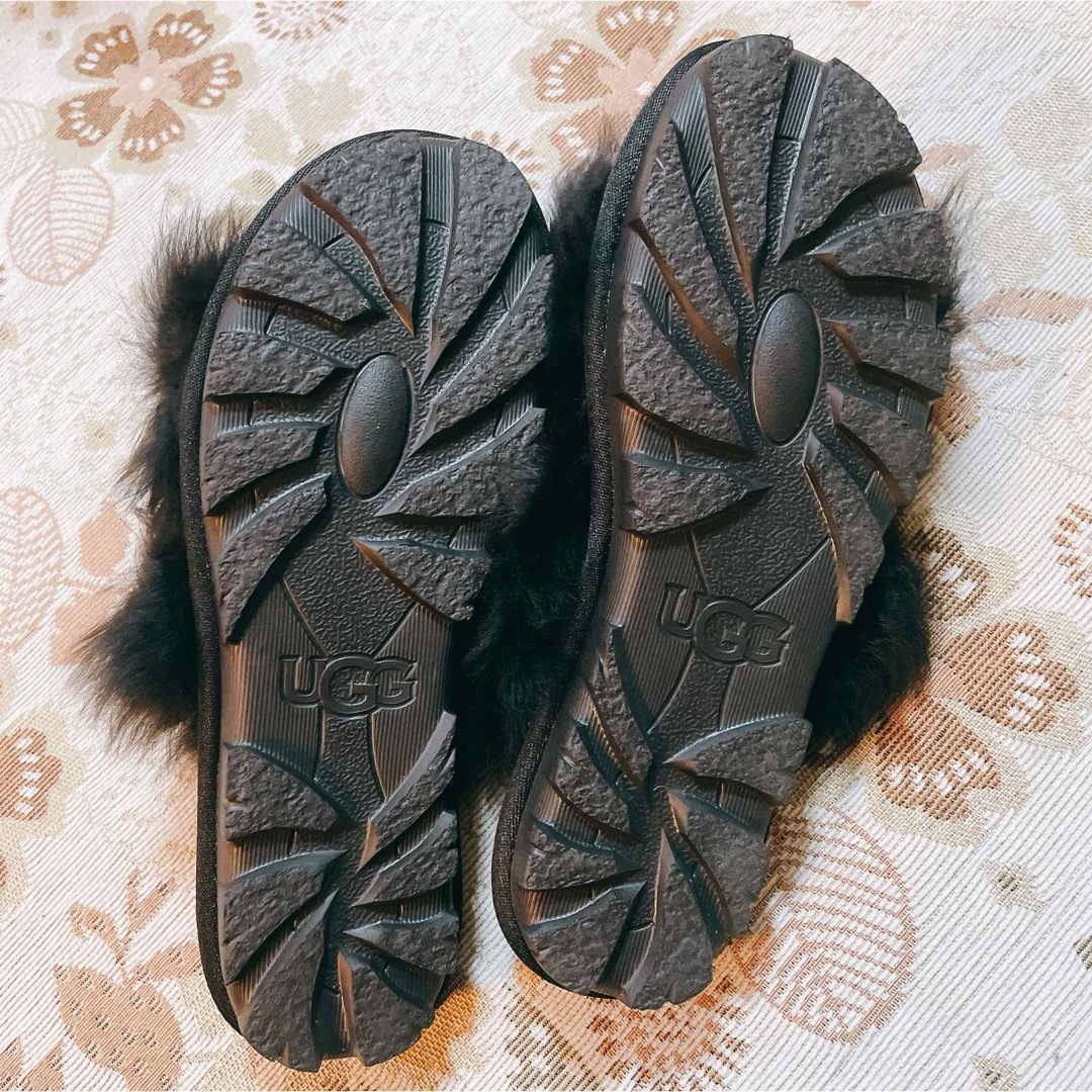 UGG(アグ)の【新品・未使用】UGGアグサンダルFuzzalicious26cmブラック レディースの靴/シューズ(サンダル)の商品写真