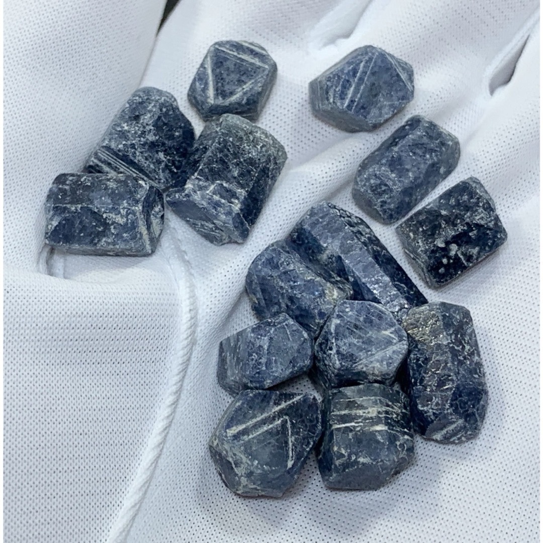 【成功をもたらす】天然石　サファイア結晶原石EX   M25g ハンドメイドの素材/材料(各種パーツ)の商品写真