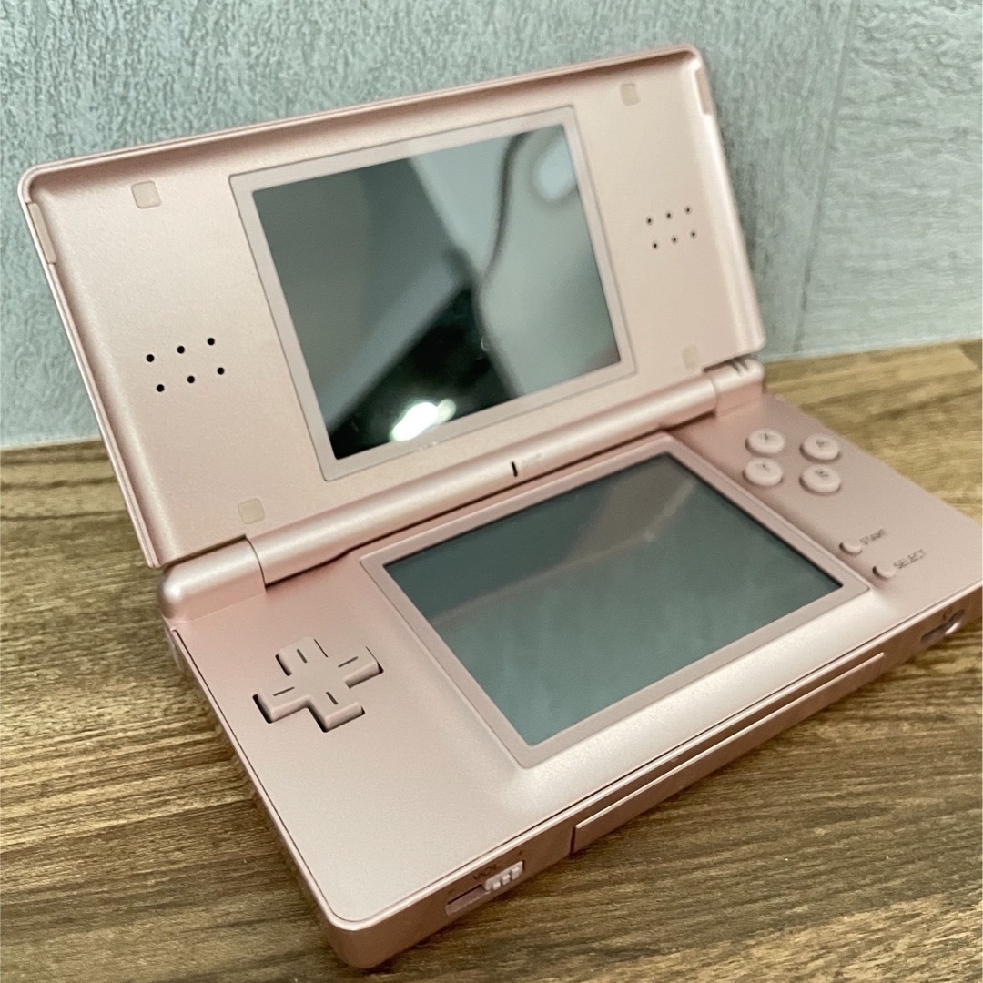 ニンテンドーDS(ニンテンドーDS)のNintendo ニンテンドー DS lite メタリックロゼ エンタメ/ホビーのゲームソフト/ゲーム機本体(携帯用ゲーム機本体)の商品写真