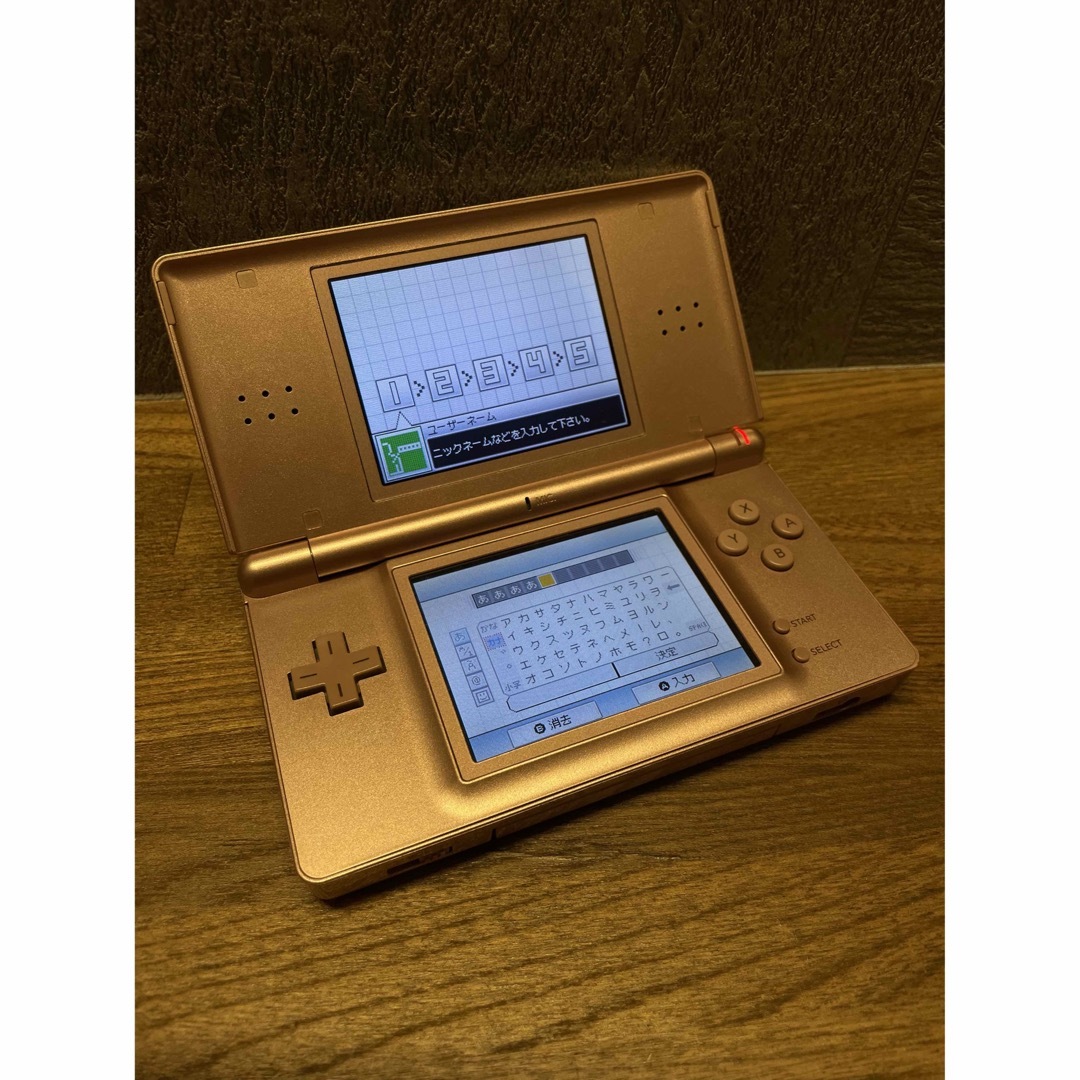 ニンテンドーDS(ニンテンドーDS)のNintendo ニンテンドー DS lite メタリックロゼ エンタメ/ホビーのゲームソフト/ゲーム機本体(携帯用ゲーム機本体)の商品写真