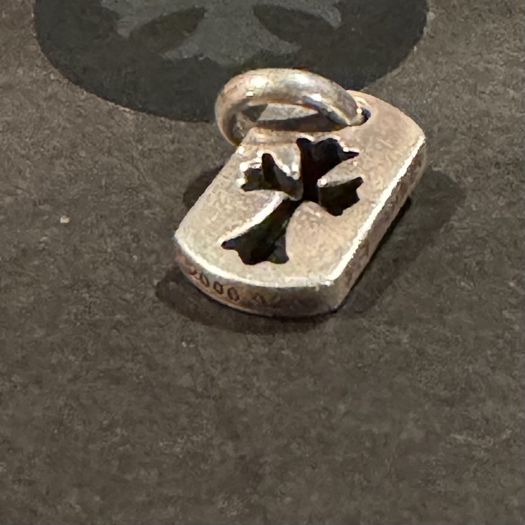 Chrome Hearts(クロムハーツ)のクロムハーツ タイニーカットアウトクロス ドッグタグチャーム インボイス原本付き メンズのアクセサリー(ネックレス)の商品写真