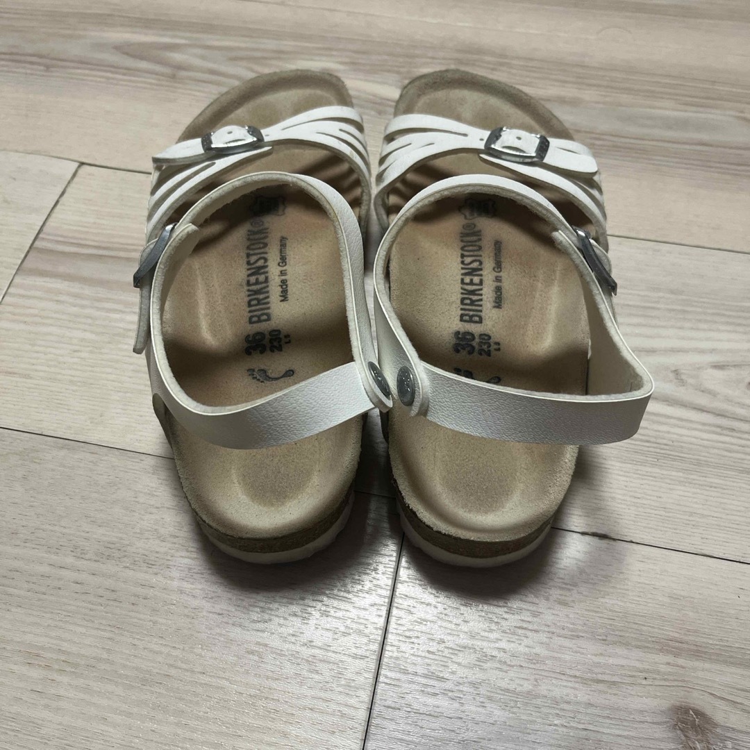 BIRKENSTOCK(ビルケンシュトック)のBIRKENSTOCK  ホワイトサンダル　23センチ レディースの靴/シューズ(サンダル)の商品写真