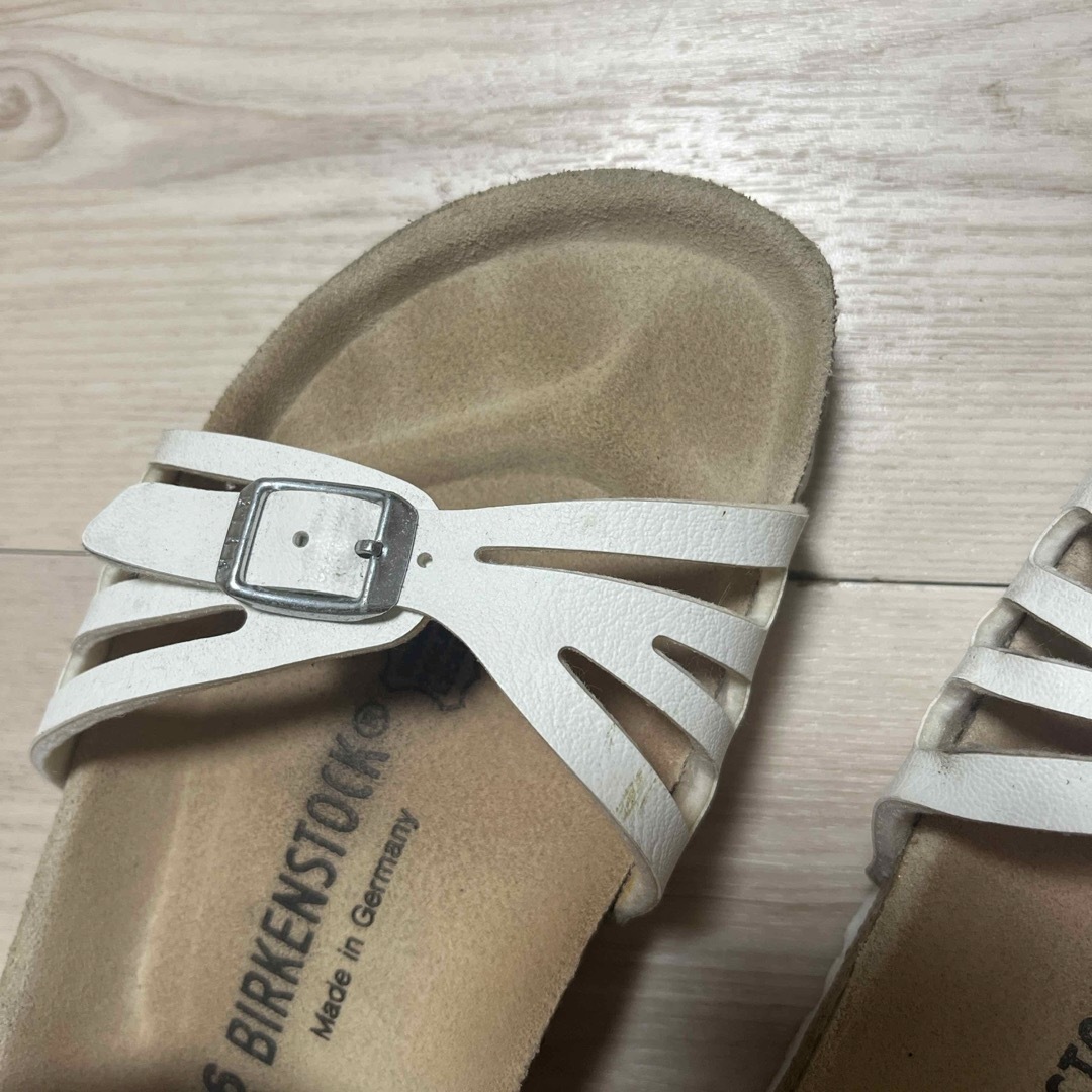 BIRKENSTOCK(ビルケンシュトック)のBIRKENSTOCK  ホワイトサンダル　23センチ レディースの靴/シューズ(サンダル)の商品写真