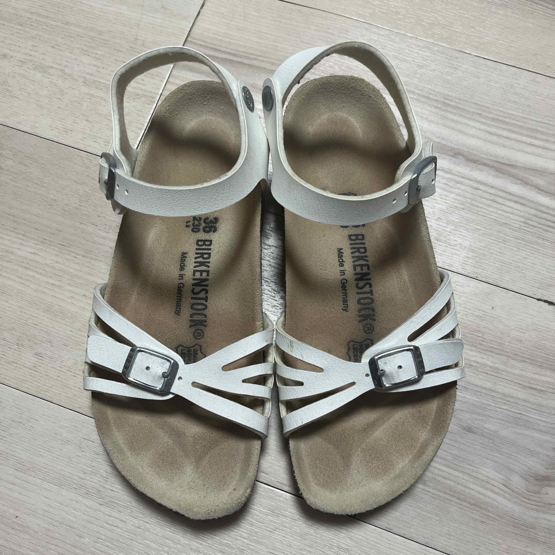 BIRKENSTOCK(ビルケンシュトック)のBIRKENSTOCK  ホワイトサンダル　23センチ レディースの靴/シューズ(サンダル)の商品写真