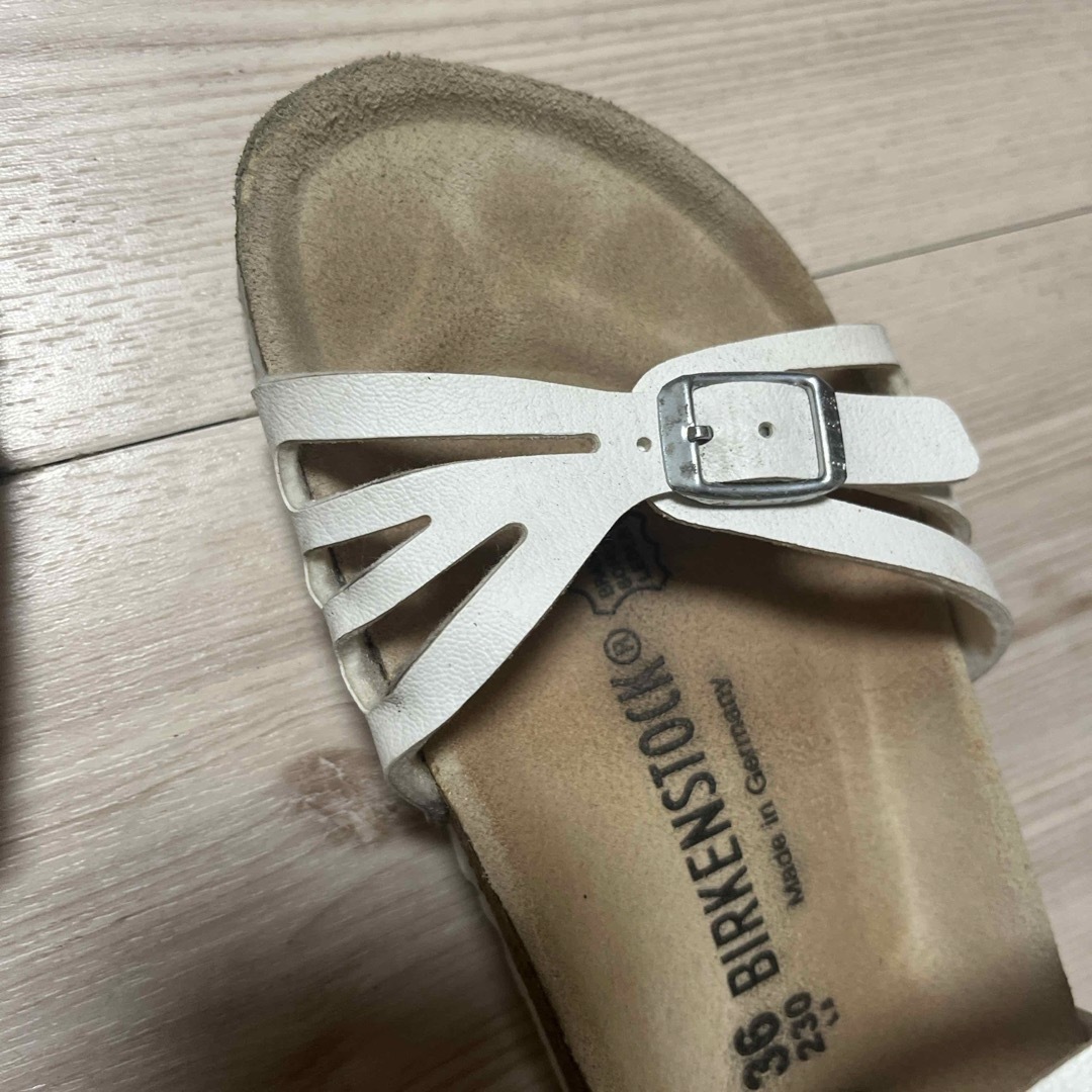 BIRKENSTOCK(ビルケンシュトック)のBIRKENSTOCK  ホワイトサンダル　23センチ レディースの靴/シューズ(サンダル)の商品写真