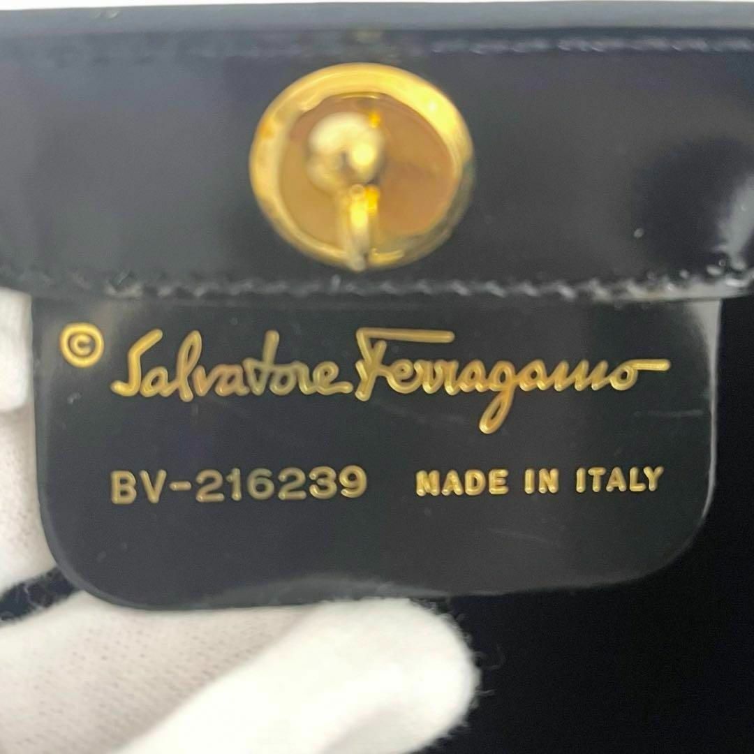 Salvatore Ferragamo(サルヴァトーレフェラガモ)の✨美品✨ サルヴァトーレフェラガモ ハンドバッグ エナメル ブラック 283 レディースのバッグ(ハンドバッグ)の商品写真