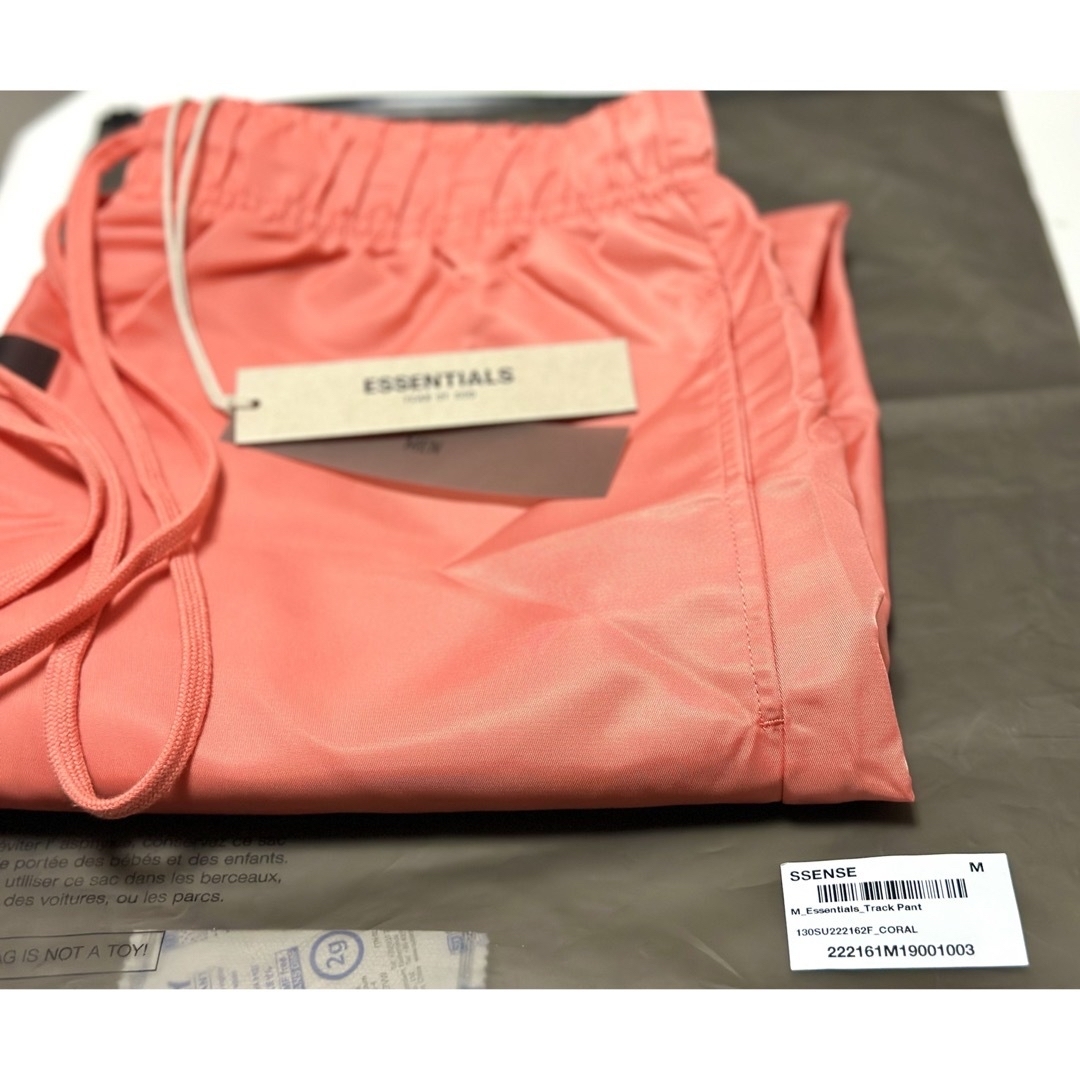 FEAR OF GOD(フィアオブゴッド)のESSENTIALS エッセンシャルズ ピンク ドローストリング トラックパンツ メンズのパンツ(ワークパンツ/カーゴパンツ)の商品写真