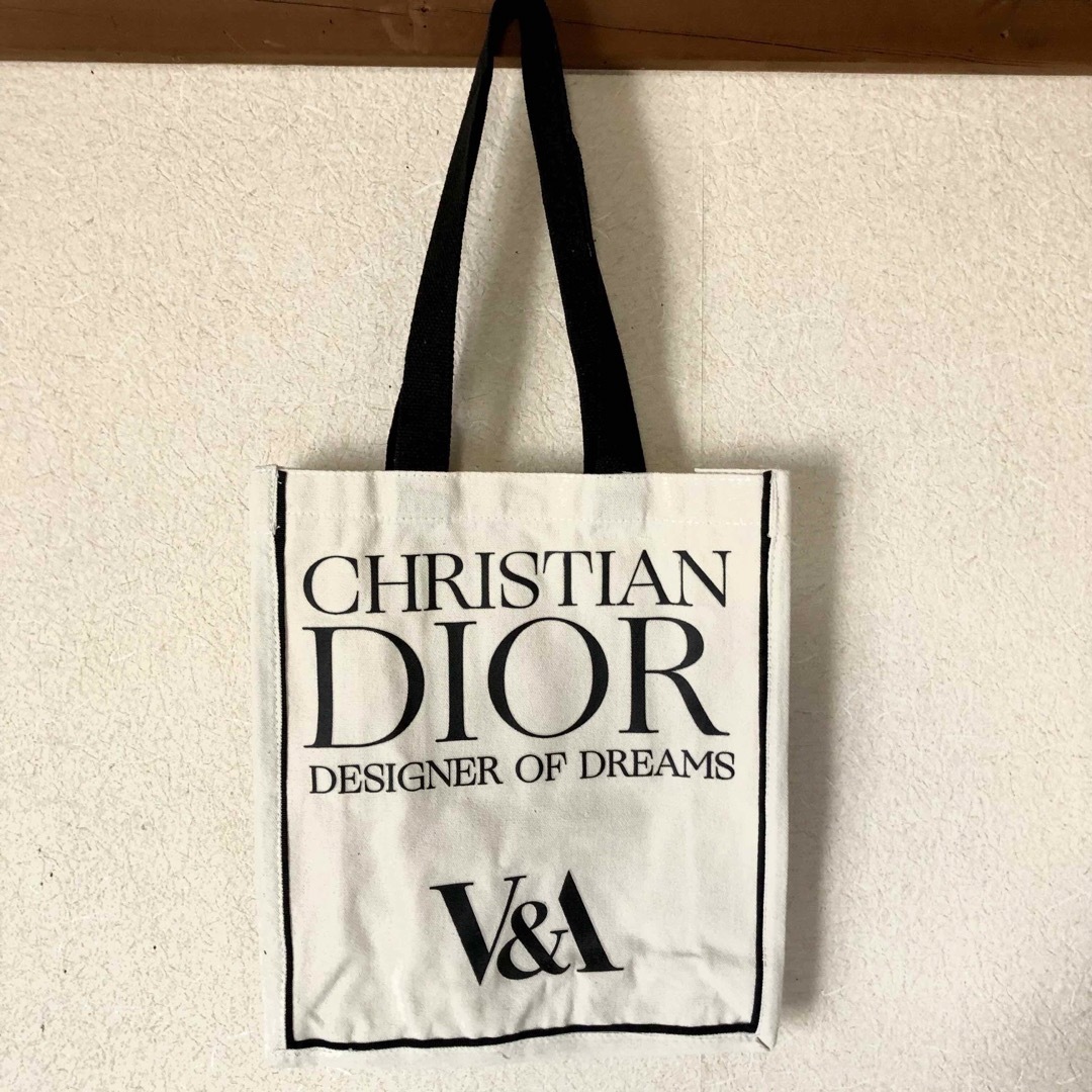 Dior(ディオール)の【非売品】Dior トートバッグ　博物館 V&A 美術館　限定　エコバッグ　肌白 レディースのバッグ(トートバッグ)の商品写真