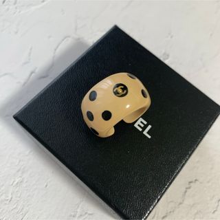 シャネル(CHANEL)の【美品】CHANEL ドットリング　13号　ベージュ　アクリル　指輪　レトロ(リング(指輪))