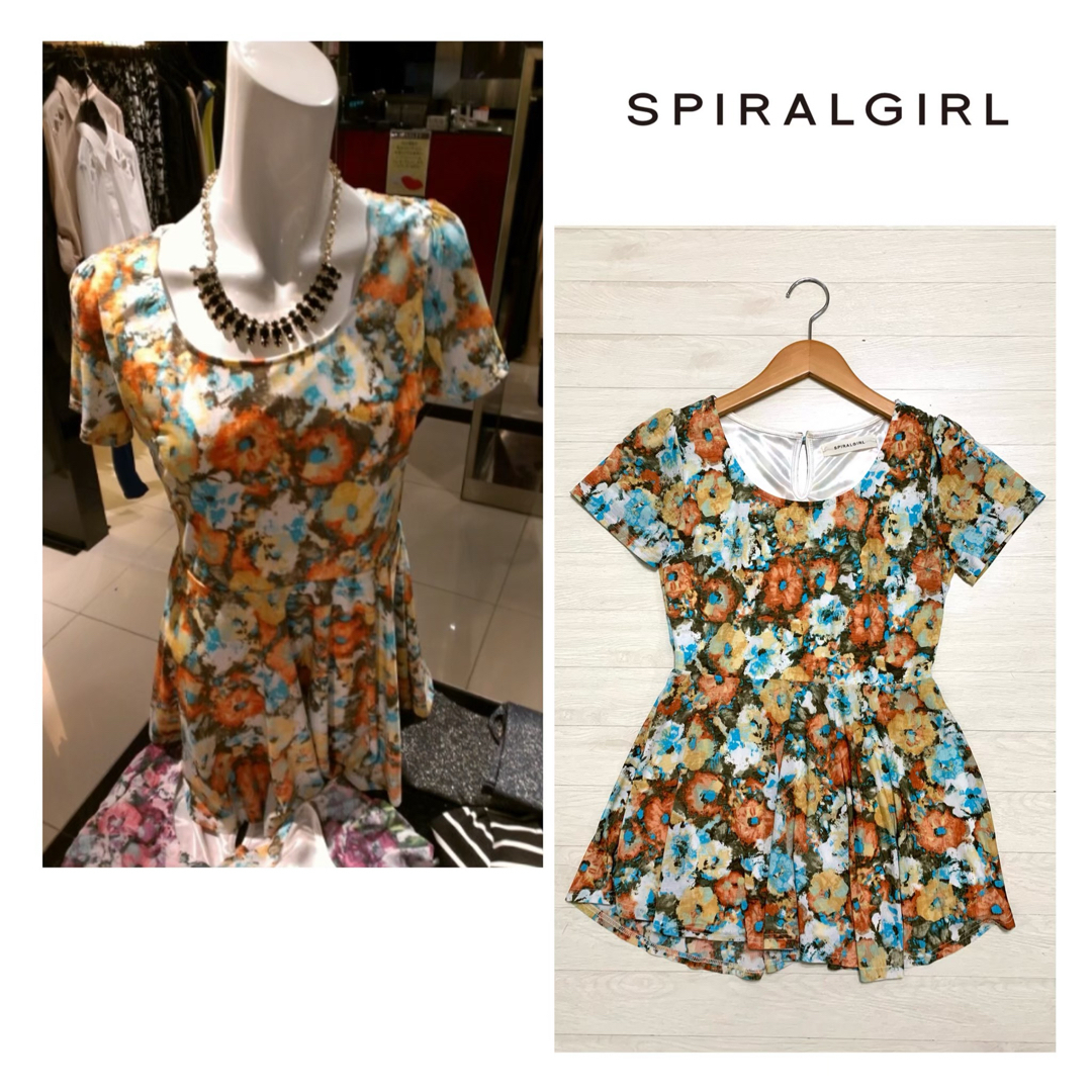 SPIRAL GIRL(スパイラルガール)の✨タイムセール中✨定価5500円 SPIRAL GIRL 花柄フレアトップス レディースのトップス(シャツ/ブラウス(半袖/袖なし))の商品写真