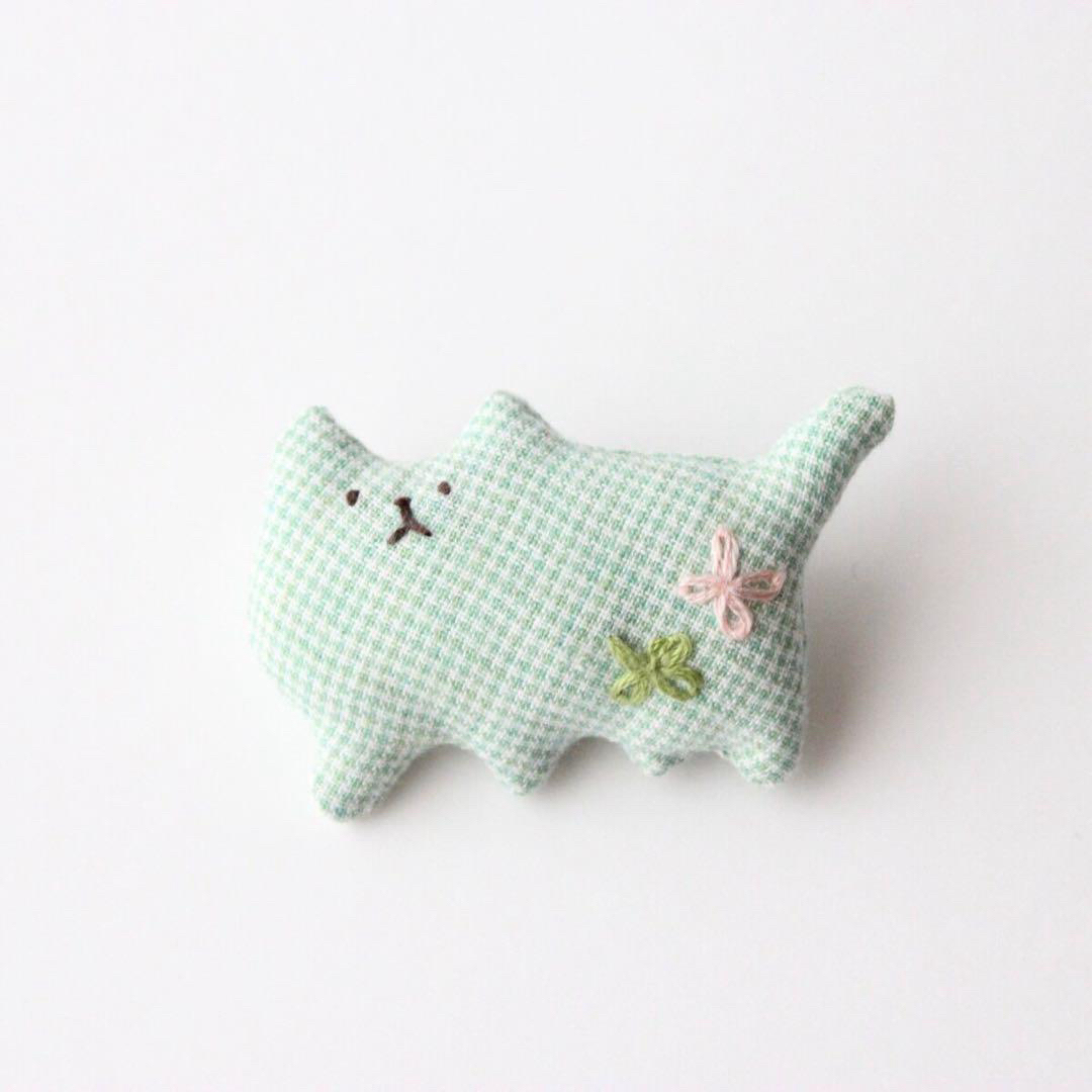 【ゆるねこブローチ】ハンドメイド手作り猫モチーフアクセサリー　緑色チェック柄 ハンドメイドのアクセサリー(コサージュ/ブローチ)の商品写真