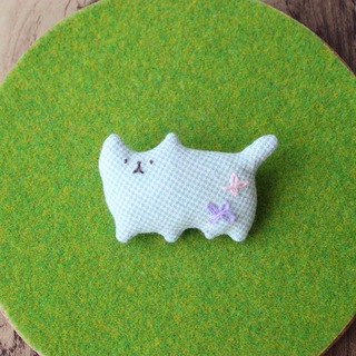 【ゆるねこブローチ】猫モチーフ　ハンドメイド手作り　チェックグリーン　ゆる可愛い(コサージュ/ブローチ)