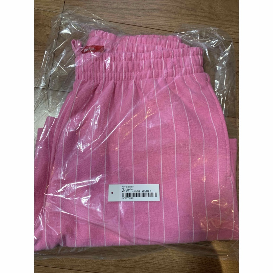 Supreme(シュプリーム)の【M】Supreme Pinstripe Sweatshort メンズのパンツ(ショートパンツ)の商品写真