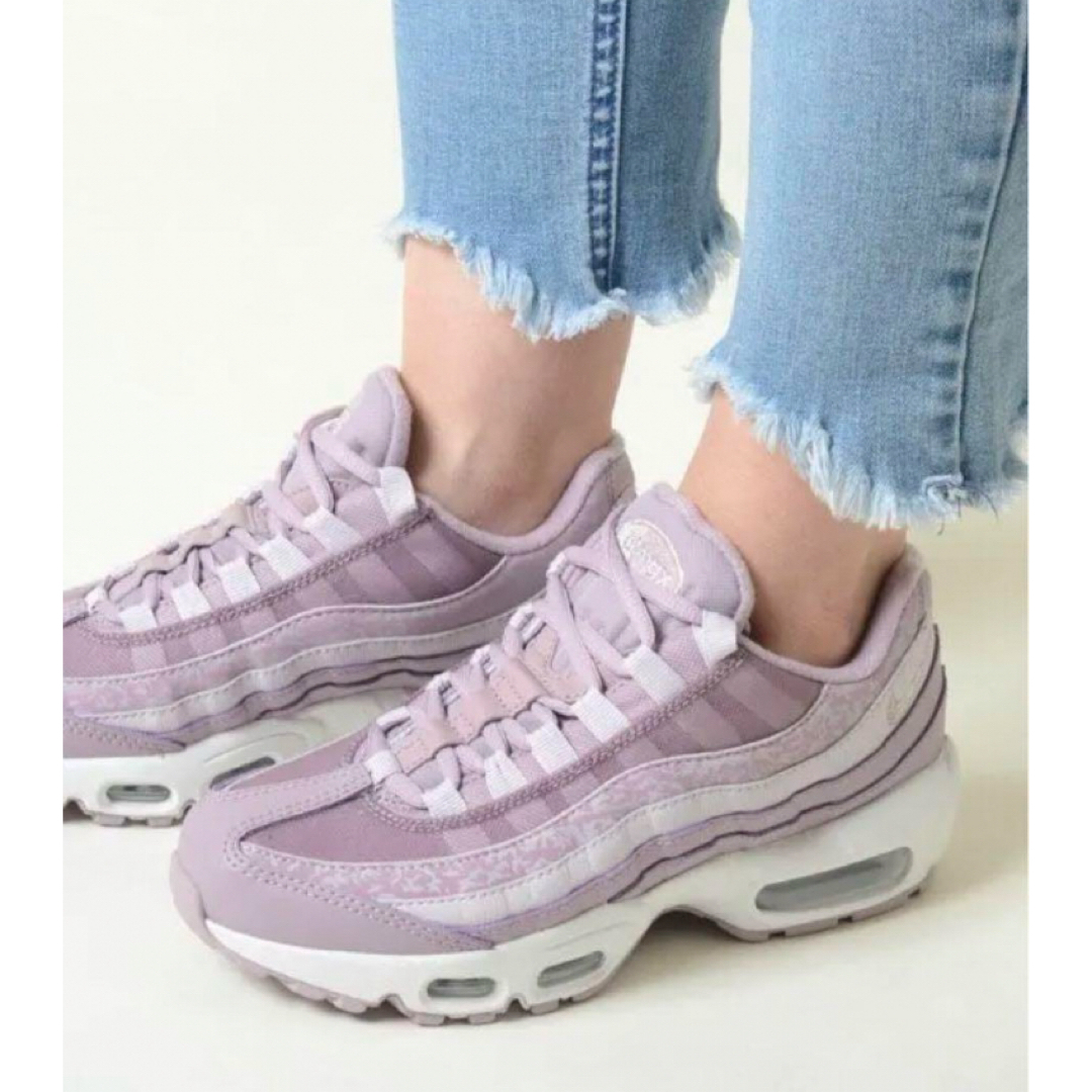 NIKE(ナイキ)の送料無料 新品 NIKE ウィメンズ AIR MAX 95 25.5 レディースの靴/シューズ(スニーカー)の商品写真