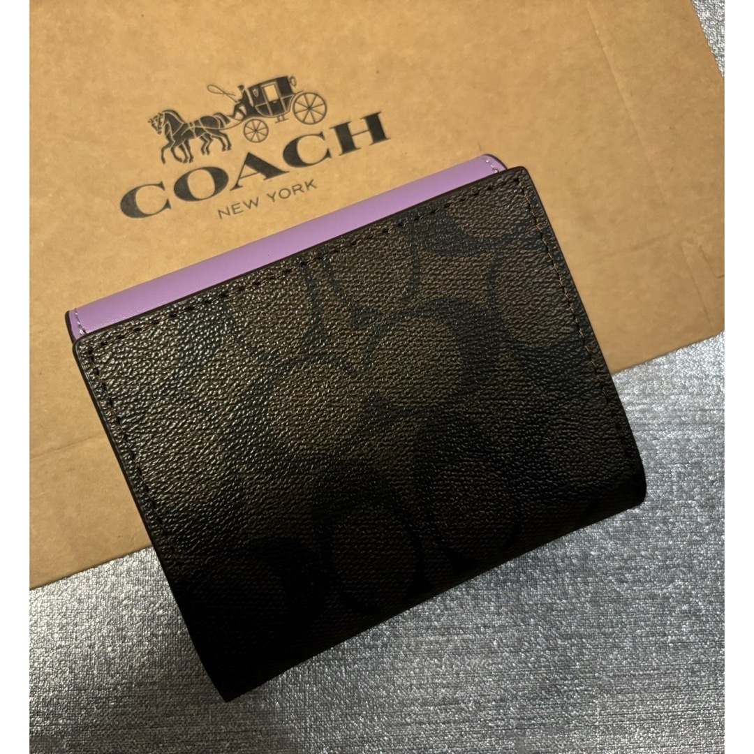 COACH(コーチ)のCOACH  二つ折り　ミニ　ウォレット　シグネチャー　パープル　未使用品 レディースのファッション小物(財布)の商品写真