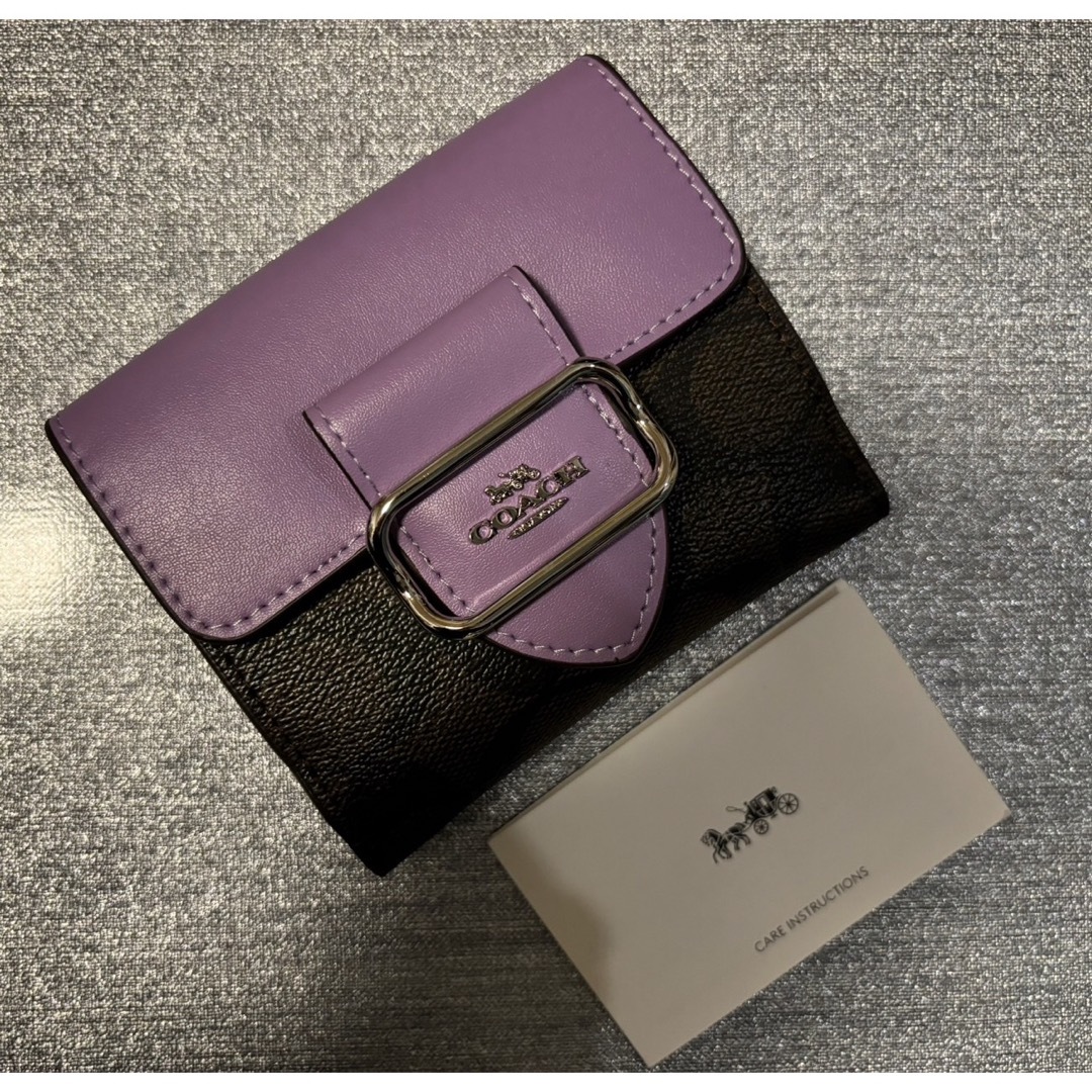 COACH(コーチ)のCOACH  二つ折り　ミニ　ウォレット　シグネチャー　パープル　未使用品 レディースのファッション小物(財布)の商品写真